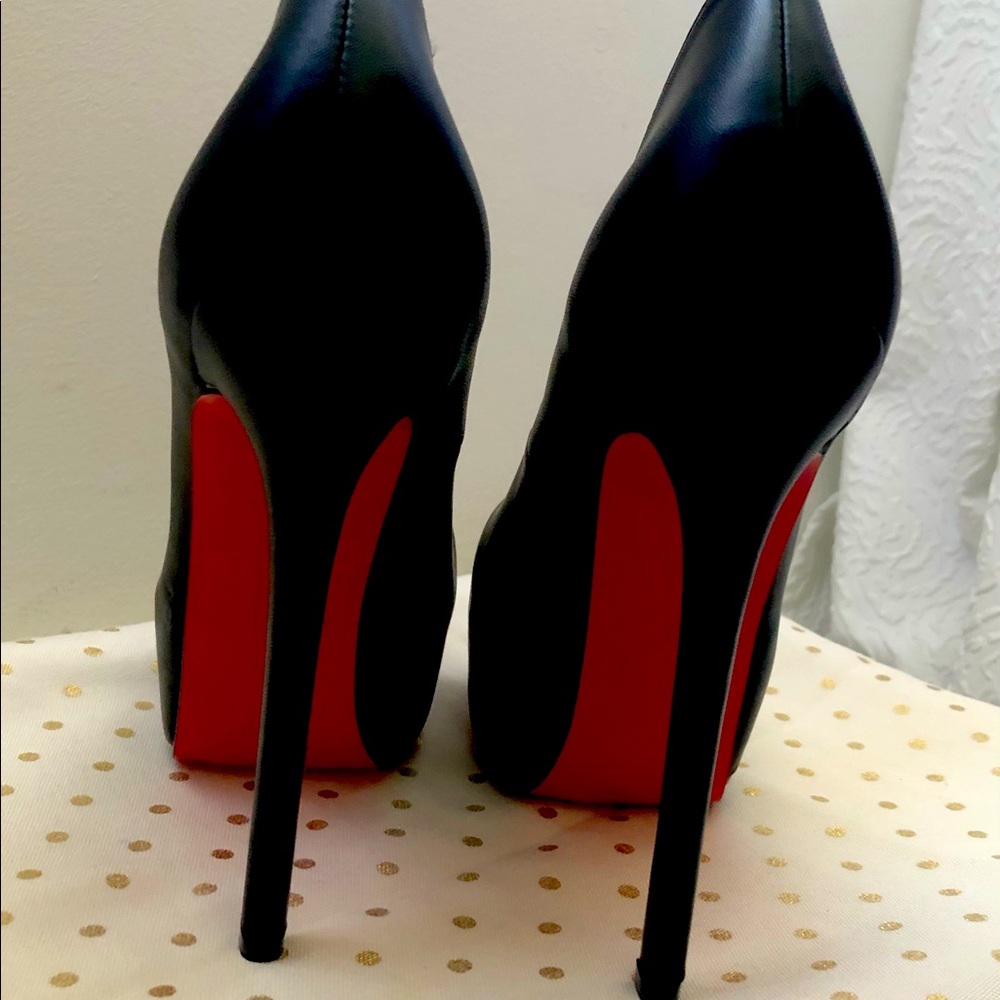 High Heels, black leather, red bottoms